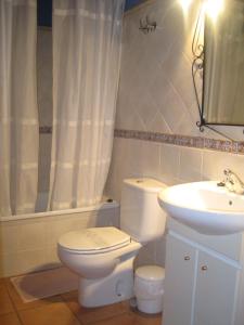 La CubaCasa El Cantón的浴室配有白色卫生间和盥洗盆。