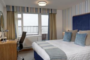 布莱顿霍夫贝斯特韦斯特王子海洋酒店的酒店客房设有一张床、一张书桌和窗户。