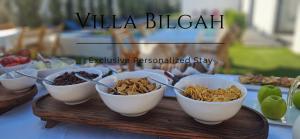 巴库Villa Bilgah Boutique Hotel的桌上的一组食物