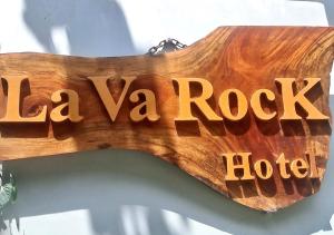 吉仙Lava Rock Viet Nam Lodge Anhfly Resort Nam Cát Tiên的读取la rocca岩石的木牌