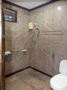 南芭堤雅芭堤雅花园公寓精品酒店的带淋浴和卫生间的浴室