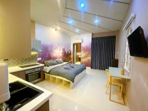 芹苴Nhà Yên 1 Bed 2 Beds Hotel Homestay Hostel Cần Thơ的一间设有床铺和厨房的大卧室