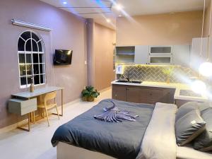 芹苴Nhà Yên 1 Bed 2 Beds Hotel Homestay Hostel Cần Thơ的一间带大床的卧室和一间厨房