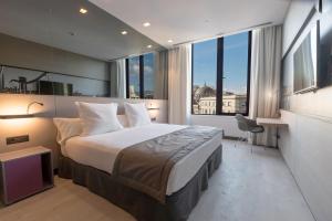 巴塞罗那内格雷斯科公主4*苏普酒店的一间卧室设有一张大床和一个大窗户