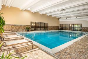 CascadeAmericInn by Wyndham Grand Rapids Airport North的蓝色海水大型游泳池