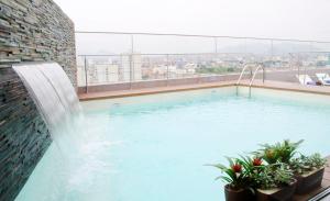 拉美达安可圣伊西德罗酒店内部或周边的泳池