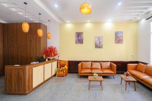 顺化Mô Tê Homestay 2 gần Chợ Đông Ba, Cung Đình Hoàng Thành Huế的大厅里一个带沙发和椅子的等候室