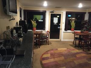 加洛韦Rest Inn ATLANTIC CITY GALLOWAY的客厅配有桌椅和电视。