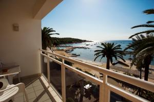 塔拉曼卡瑟斯菲格雷斯酒店的客房设有一个享有海滩美景的阳台。