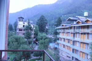 马拉里Preet Guest House In Old Manali with Mountain View的从大楼的阳台上可欣赏到风景。