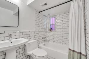 华盛顿Cute and Charming 1BR in Fantastic Location townhouse的白色的浴室设有水槽和卫生间。