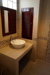 拉迈华泰楼酒店的一间带水槽和镜子的浴室