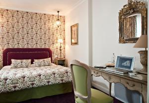 斯特拉斯堡贝斯特韦斯特PLUS别墅酒店的一间卧室配有一张床和一张带笔记本电脑的书桌