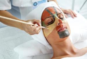 卡尔达斯·德·雷斯巴尔内阿里奥坎阿库纳酒店的诊所里一个脸上戴面具的女人