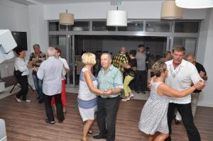 科沃布热格Kielczanka的一群人在房间里跳舞