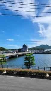 萩市ｹﾞｽﾄﾊｳｽ ﾊﾞｲｸﾔﾉﾆｶｲ的水体和桥梁的景色