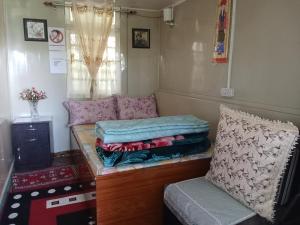 大吉岭Lebong Mansara Homestay的小房间配有沙发和椅子