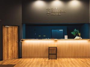 米子市米子シティガーデンズホテル Yonago Citygardens Hotel的酒店大堂设有前台和标志