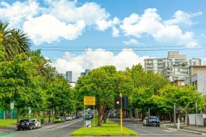 墨尔本东墨尔本舒适酒店 的城市街道上汽车的交通灯