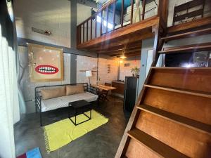 坎古Surf Loft with Private Kitchen and Shared Pool Canggu的客厅配有沙发和桌子