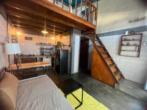 坎古Surf Loft with Private Kitchen and Shared Pool Canggu的一间带楼梯的客厅和一间厨房