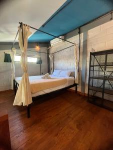 坎古Surf Loft with Private Kitchen and Shared Pool Canggu的一间卧室配有一张带天蓬的床