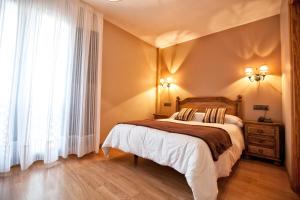 坎加斯-德奥尼斯圣克鲁斯酒店的一间卧室设有一张大床和一个窗户。