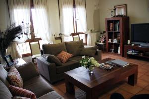 科鲁利翁维拉门西亚酒店的带沙发和咖啡桌的客厅