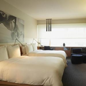 枫叶广场乐日耳曼集团酒店客房内的一张或多张床位