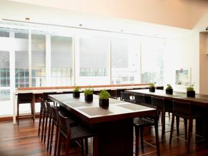 多伦多枫叶广场乐日耳曼集团酒店的大型客房设有桌椅和窗户。