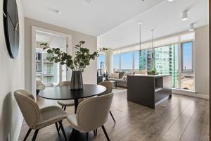 卡尔加里Modern Suite Calgary Downtown 5 min walk Stampede的客厅配有桌椅