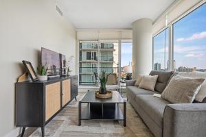 卡尔加里Modern Suite Calgary Downtown 5 min walk Stampede的带沙发和电视的客厅