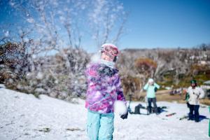 佩里舍峡谷Barrakee Ski Lodge的小孩站在雪中