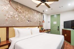 河内Lestar Hotel Hanoi的卧室配有白色的床和电视