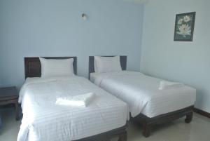 彭世洛班度昂卡摩尔酒店的两张睡床彼此相邻,位于一个房间里