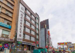 坎普尔Hotel Mahadeva的繁忙的城市街道,高楼