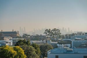 墨尔本Luxury House - most beautiful building in Melbourne的享有拥有建筑和树木的城市美景