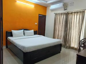 海得拉巴GAYATHRI HEIGHTS SERVICED APARTMENTS & APARTMENT HOTEL In HYDERABAD的一间卧室设有一张床和一个窗口