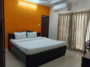 海得拉巴GAYATHRI HEIGHTS SERVICED APARTMENTS & APARTMENT HOTEL In HYDERABAD的卧室配有一张床