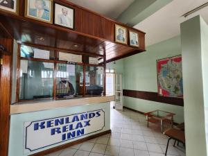 纳库鲁Kenlands Relaxinn Hotel的一家标有小牛重放旅馆标志的餐厅