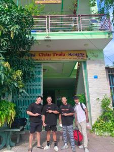 潘切Homestay Châu Triều - Phan Thiết的一群站在建筑物前的人