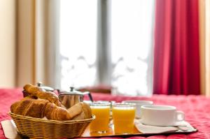 巴黎未来酒店的一篮面包和两杯橙汁