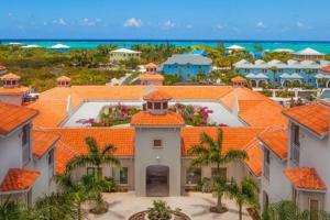 Turtle CoveVACATION APARTMENTS Caicos Islands, Turks and Caicos的享有橙色屋顶房屋的空中景致