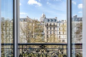 巴黎未来酒店的享有大楼景致的窗户