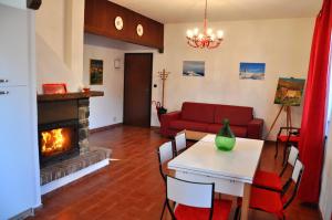 Cantalupo LigureTana Degli Orsi的客厅配有桌子和壁炉