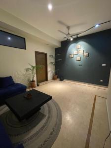 伊斯兰堡The Comfort Hub, 2 Bedroom apartment, Islamabad的客厅配有沙发和桌子