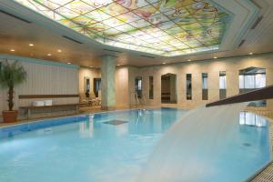 斯图加特玛丽蒂姆斯图加特酒店的一座带喷泉的游泳池