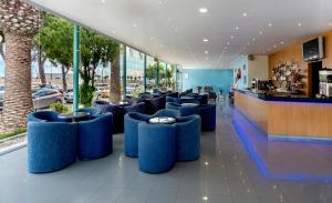 霍斯皮塔勒·德尔英福4R Meridià Mar的大楼内一间设有蓝色座椅的餐厅