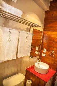 圣胡安PR梦想旅馆的浴室配有盥洗盆、卫生间和毛巾。