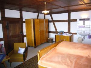 康斯坦茨沃尔豪森布尔霍夫民宿的一间卧室配有一张床、一把椅子和一个水槽
